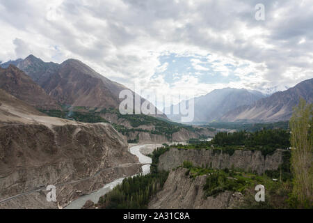 Fiume Hunza è il principale fiume di Hunza in Gilgit-Baltistan, il Pakistan è formato dalla confluenza del Chapursan Khunjerab e. Foto Stock