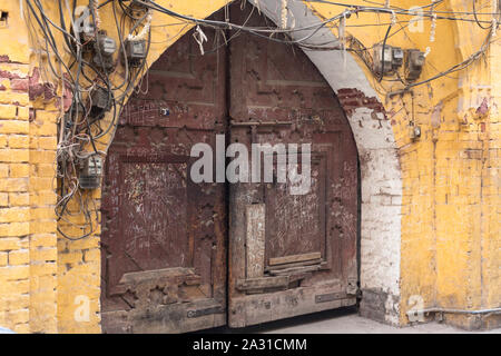 Architettura in legno di edifici storici situati nella città murata di Lahore. Foto Stock