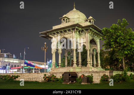 Il monumento al vertice islamico, Charing Cross, ufficialmente conosciuto come Faisal Chowk, è un importante incrocio stradale a Lahore, Punjab, Pakistan. Foto Stock