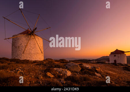 Tramonto ai mulini a vento di Hora, isola di Amorgos. CICLADI, Grecia Foto Stock