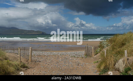Vista della spiaggia e Brandon Bay nella Contea di Kerry, Irlanda Foto Stock