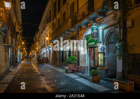Corso Manthonè, zona di pescara dove si incontra la jouth in serata. Pescara, Abruzzo, Italia Foto Stock