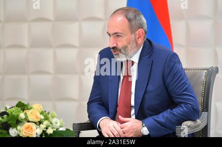 Armenian Primo Ministro Nikol Pashinian durante un incontro bilaterale con il presidente russo Vladimir Putin a margine dell'Economica Eurasiatica Consiglio Ottobre 1, 2019 a Yerevan, Armenia. Foto Stock