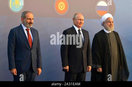 Il presidente russo Vladimir Putin, centro, si erge con il presidente iraniano Hassan Rouhani, destra e armeno il Primo Ministro Nikol Pashinian durante la suprema Economica Eurasiatica conferenza del Consiglio 1 ottobre 2019 a Yerevan, Armenia. Foto Stock