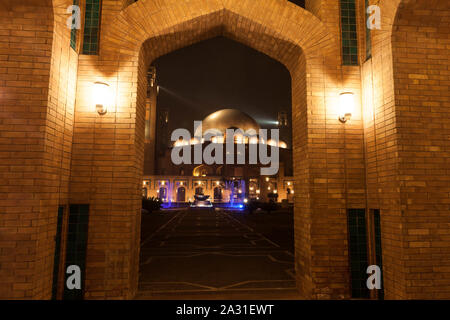 Grand Mosque Lahore si trova a Bahria Town, Lahore, Pakistan. Con una capacità di 70.000 fedeli, è la terza moschea più grande del mondo. Foto Stock
