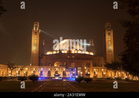 Grand Mosque Lahore si trova a Bahria Town, Lahore, Pakistan. Con una capacità di 70.000 fedeli, è la terza moschea più grande del mondo. Foto Stock