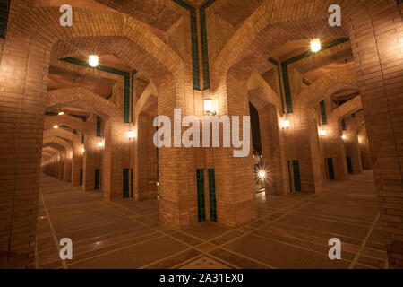 Grand Mosque Lahore si trova a Bahria Town, Lahore, Pakistan. Con una capacità di 70.000 fedeli, è la terza moschea più grande del mondo. Foto Stock