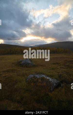 Tramonto vicino Seljelvnes, Troms, Norvegia Foto Stock