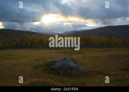 Tramonto vicino Seljelvnes, Troms, Norvegia Foto Stock