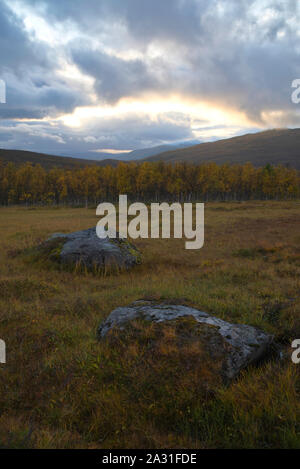 Tramonto vicino Seljelvnes, Troms, Norvegia Foto Stock