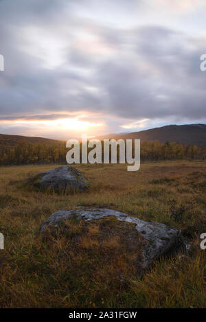 Tramonto vicino Seljelvnes, Troms, Norvegia Foto Stock