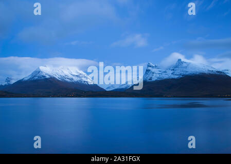 Hattefjellet Otertind e montagne di fronte al fiordo di Lyngen, Troms, Norvegia Foto Stock