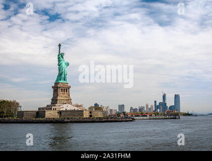 La Statua della Libertà nel porto di New York City, Stati Uniti d'America. Foto Stock