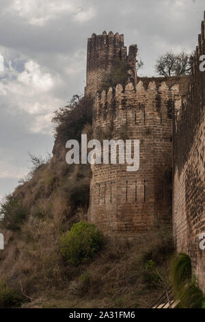 Ramkot Fort è un antico forte situato in Azad Kashmir, il Pakistan attualmente accanto alla diga di Mangla. E' accessibile tramite barca. Foto Stock