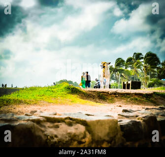 Cane di strada dello Sri Lanka in piedi sulla cinta bastionata del Forte di Galle in una giornata di sole felicemente guardando verso il mare Foto Stock