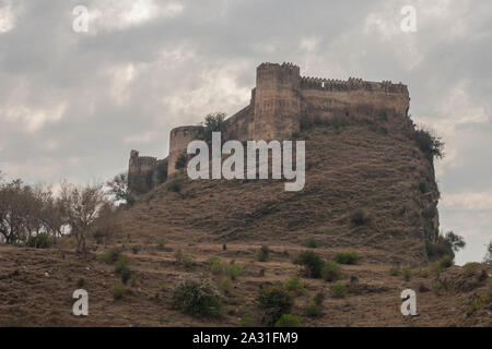 Ramkot Fort è un antico forte situato in Azad Kashmir, il Pakistan attualmente accanto alla diga di Mangla. E' accessibile tramite barca. Foto Stock