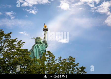 Raggi di sole sulla Statua della Libertà di New York City, Stati Uniti d'America. Foto Stock