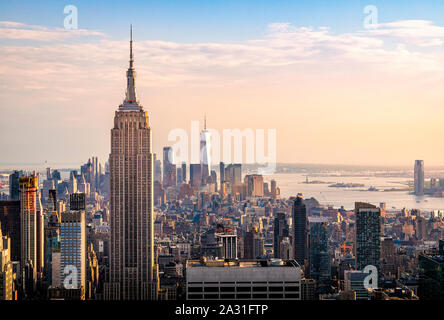 Lo skyline di New York City include l'Empire State Building, l'One World Trade Center e il fiume Hudson, USA. Foto Stock