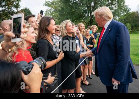 Washington, Stati Uniti d'America. 03 ottobre, 2019. U.S presidente Donald Trump saluta i sostenitori al suo ritorno da un viaggio in Florida centrale sul prato Sud della Casa Bianca il 3 ottobre 2019 a Washington, DC. Credito: Tia Dufour/White House foto/Alamy Live News Foto Stock