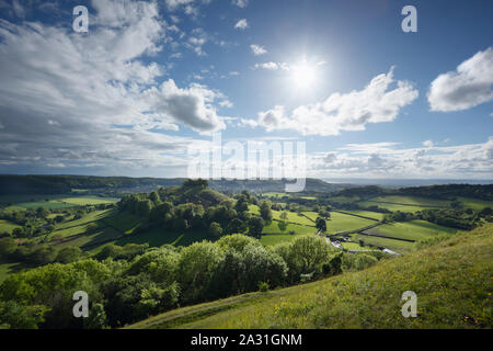 Vista su Downham Hill. Il Cotswolds. Gloucestershire. Regno Unito. Foto Stock