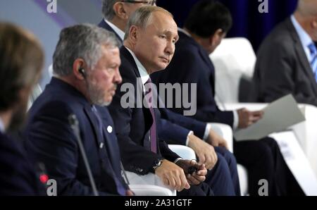 Il presidente russo Vladimir Putin sul palco con i leader politici di tutto il mondo durante il Valdai club di discussione forum Ottobre 3, 2019 in Sochi, Russia. Foto Stock