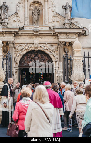 Città di Lussemburgo, Lussemburgo - 19 Maggio. 2019: Parroco gente accogliente per servizio domenicale al di fuori della cattedrale di Notre Dame, la cattedrale solo Lussemburgo Foto Stock