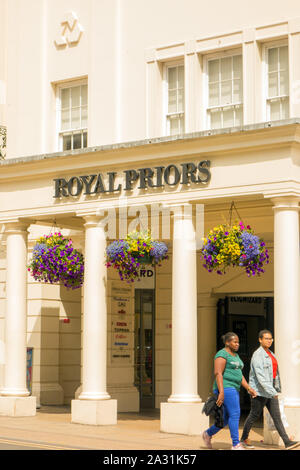 Le persone camminano davanti al Royal Priors shopping arcade nel Warwickshire città di Royal Leamington Spa Inghilterra e Foto Stock