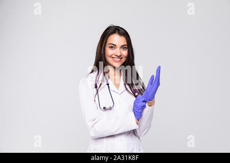 Giovani femmine dentista indossa in uniforme isolato su bianco Foto Stock