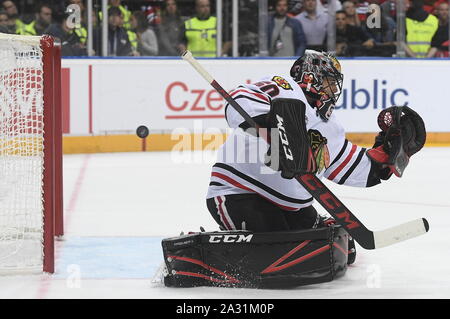 Praga, Repubblica Ceca. 04 ott 2019. Corey Crawford (Chicago) riceve un obiettivo durante NHL serie globale corrispondono a Philadelphia Flyers vs Chicago Blackhawks venerdì 4 ottobre 2019, a Praga, Repubblica Ceca. Credito: Ondrej Deml/CTK foto/Alamy Live News Foto Stock