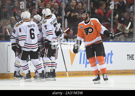 Praga, Repubblica Ceca. 04 ott 2019. Blackhawks giocatori di celebrare il primo obiettivo durante NHL serie globale corrispondono a Philadelphia Flyers vs Chicago Blackhawks venerdì 4 ottobre 2019, a Praga, Repubblica Ceca. Credito: Ondrej Deml/CTK foto/Alamy Live News Foto Stock