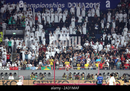 La folla celebrare del Qatar Mutaz Essa Barshim durante il salto in alto uomini Final durante il giorno otto della IAAF Campionati del Mondo Al Khalifa International Stadium, Doha, Qatar. Foto Stock