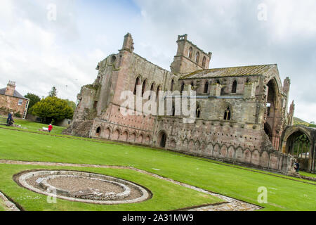 I viandanti di viaggio a piedi alla Scottish Borders, Giugno 2nd, 2019 a piedi intorno alla famosa Abbazia di Melrose, Scozia Foto Stock
