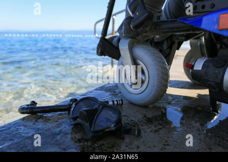 Disabili disabili scuba diver con attrezzature su una spiaggia in riva alla ricerca in mare Foto Stock