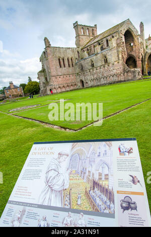 I viandanti di viaggio a piedi alla Scottish Borders, Giugno 2nd, 2019 a piedi intorno alla famosa Abbazia di Melrose, Scozia Foto Stock