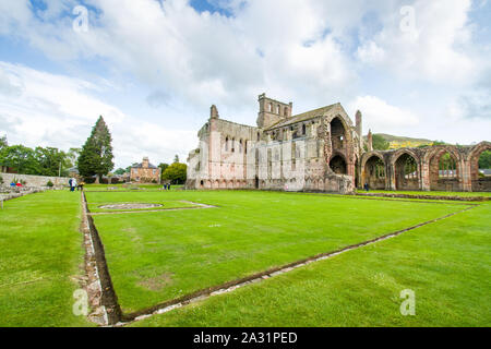I viandanti di viaggio a piedi alla Scottish Borders, Giugno 2nd, 2019 a piedi intorno alla famosa Abbazia di Melrose, Scozia Foto Stock
