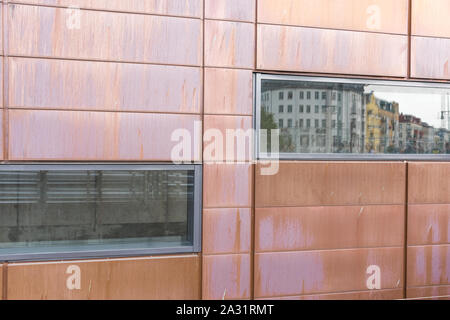 Il quartiere residenziale è riflessa nella moderna architettura di una casa nuova Foto Stock