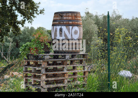 Vista della canna con il vino di iscrizione, in piedi su una pila di pallet. La costruzione è usato come un puntatore. Foto Stock