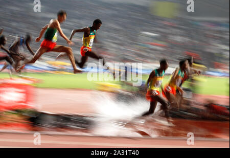 Vista generale delle guide di scorrimento nel 300 metri siepi uomini Final durante il giorno otto della IAAF Campionati del Mondo Al Khalifa International Stadium, Doha, Qatar. Foto Stock