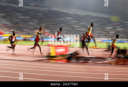 Vista generale delle guide di scorrimento nel 300 metri siepi uomini Final durante il giorno otto della IAAF Campionati del Mondo Al Khalifa International Stadium, Doha, Qatar. Foto Stock