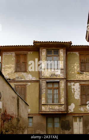 Vecchia casa con doppio sachnisi (o sahnisi, la tradizionale finestra di baia) in Mytilene, Lesbo Island, Grecia. Foto Stock