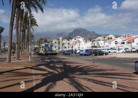 Ampio angolo di visione di una spiaggia strada laterale a Playas de las Americas Tenerife. Settembre 2019. Foto Stock