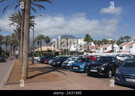 Ampio angolo di visione di una spiaggia strada laterale a Playas de las Americas Tenerife. Settembre 2019. Foto Stock