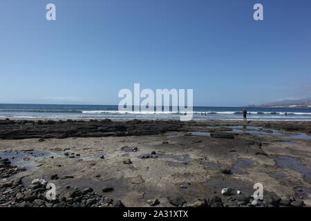 Surfisti in mare a Playas de las Americas, Tenerife, Isole Canarie. Foto Stock