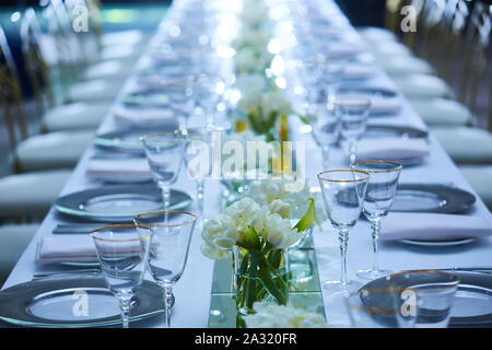 Eleganza tavolo con fiori di loto, il fuoco selettivo. Foto Stock