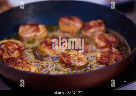 Un pezzo di carne alla griglia in una padella di ghisa con verdure, primo  piano Foto stock - Alamy