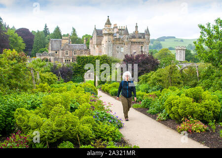 I viandanti frontiera scozzese Programma, Giugno 4th, 2019 a piedi Abbotsford, il palazzo baronale di Sir Walter Scott e la pesca lungo il fiume Tweed, Foto Stock