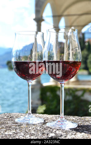 Due bicchieri di vino contro il lago di Como, Italia Foto stock - Alamy