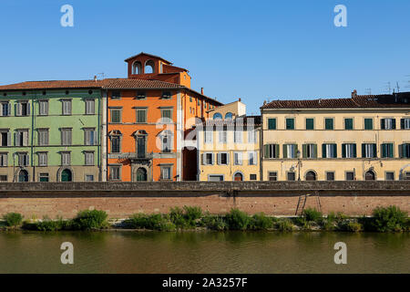 Colorati edifici storici dal fiume Arno. Fila di case tradizionali con persiane in Pisa, Italia. Giorno di estate in Toscana. Città vecchia Foto Stock