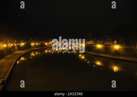 Il fiume Tevere a Roma di notte Foto Stock