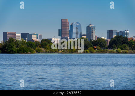 Denver Skyline dalla Sloan Lago. Blue Skies giorno. Colori brillanti Foto Stock